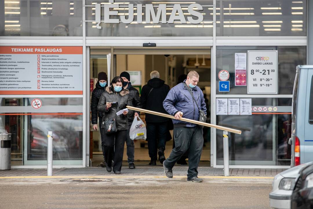Prie atsidariusių parduotuvių Kaune – daugybė žmonių
