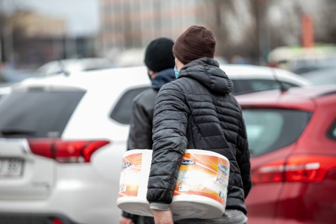 Prie atsidariusių parduotuvių Kaune – daugybė žmonių