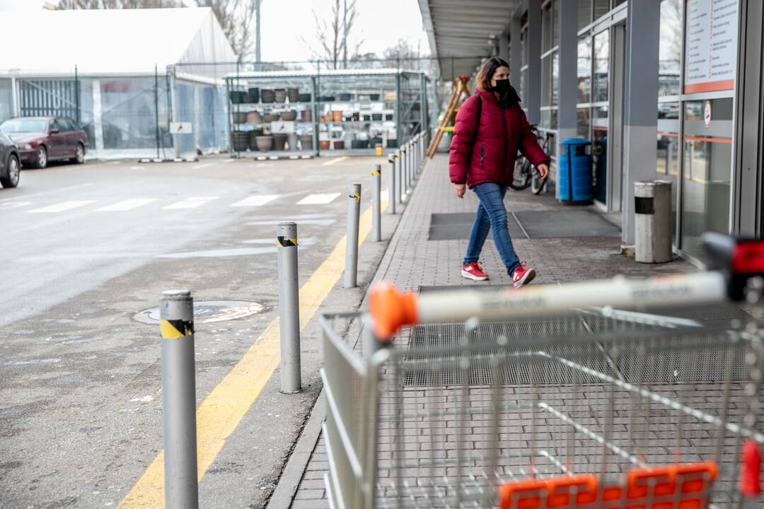 Prie atsidariusių parduotuvių Kaune – daugybė žmonių