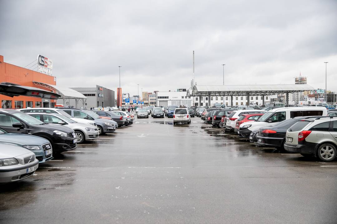 Prie atsidariusių parduotuvių Kaune – daugybė žmonių