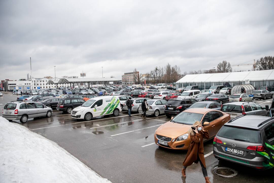 Prie atsidariusių parduotuvių Kaune – daugybė žmonių