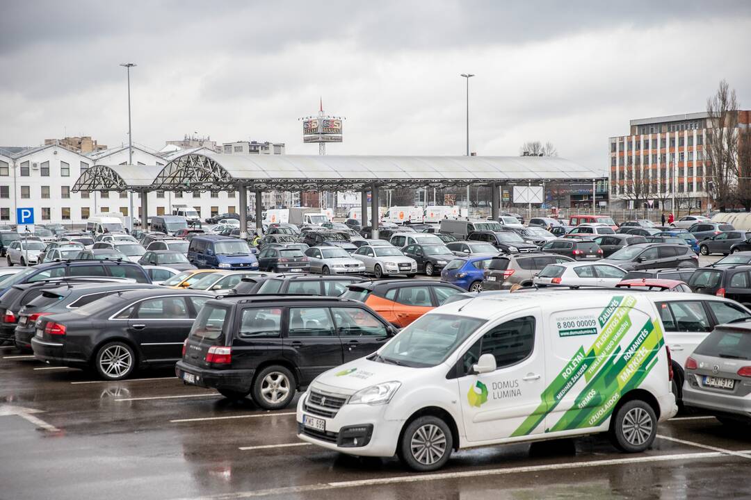 Prie atsidariusių parduotuvių Kaune – daugybė žmonių