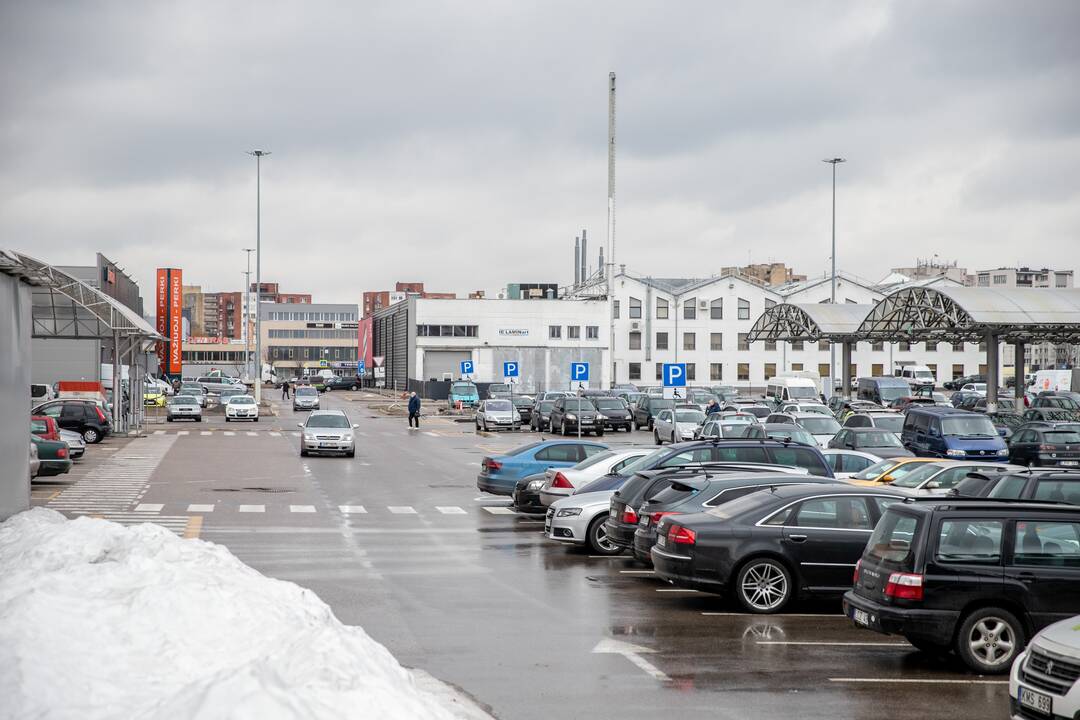 Prie atsidariusių parduotuvių Kaune – daugybė žmonių