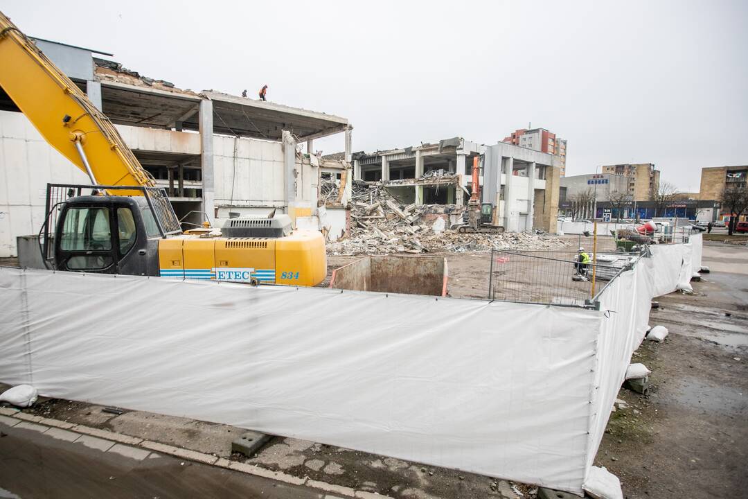 Kalniečių prekybos centras pamažu virsta griuvėsiais