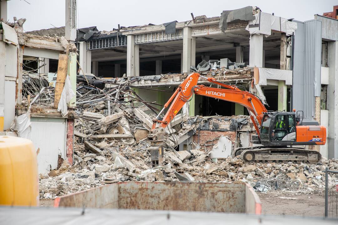 Kalniečių prekybos centras pamažu virsta griuvėsiais