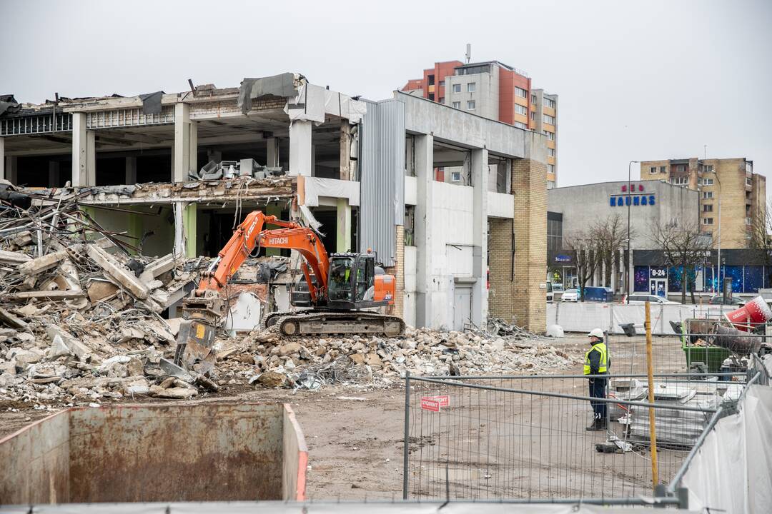 Kalniečių prekybos centras pamažu virsta griuvėsiais