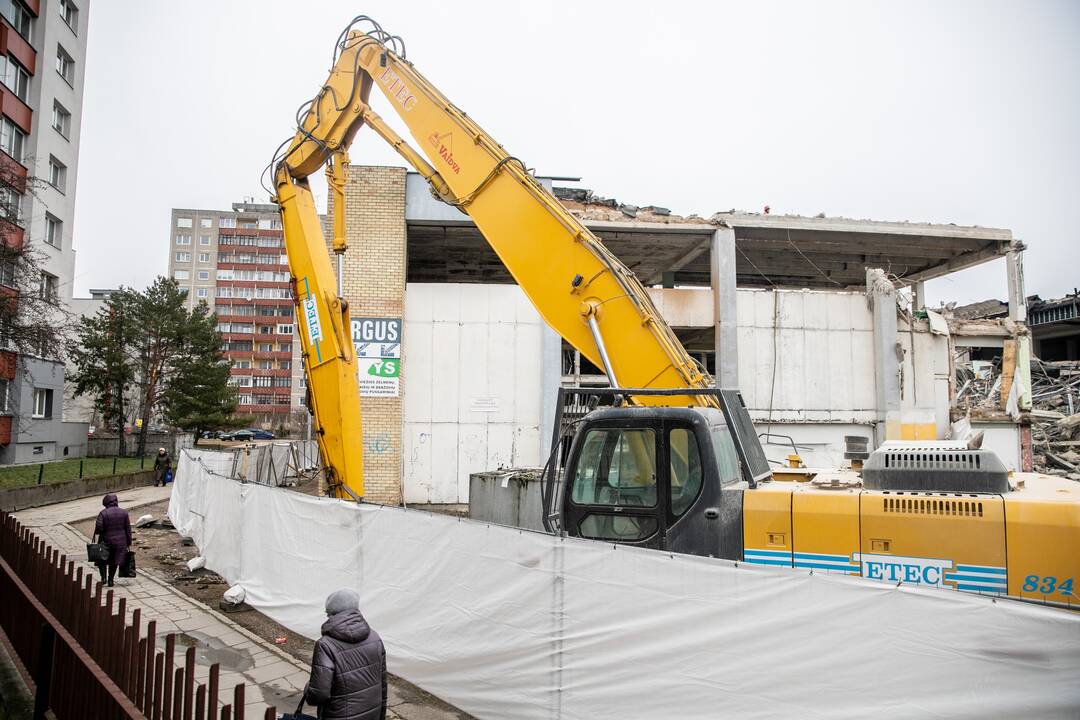 Kalniečių prekybos centras pamažu virsta griuvėsiais