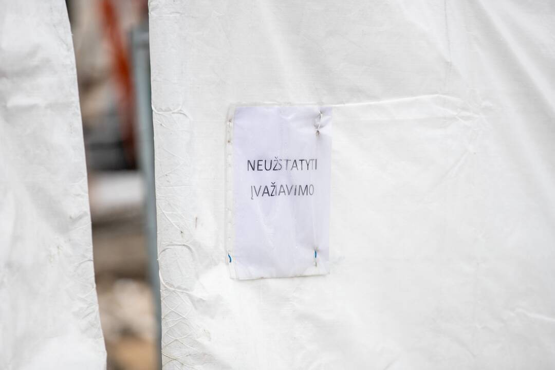 Kalniečių prekybos centras pamažu virsta griuvėsiais