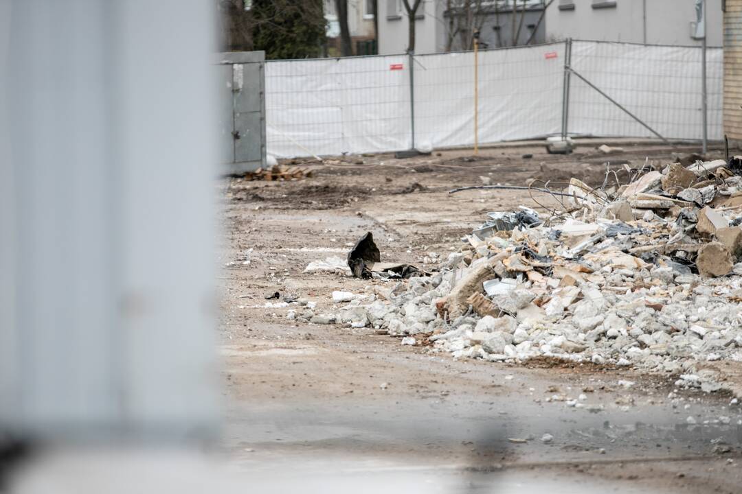 Kalniečių prekybos centras pamažu virsta griuvėsiais
