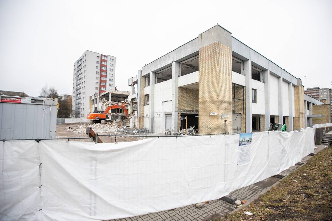 Kalniečių prekybos centras pamažu virsta griuvėsiais