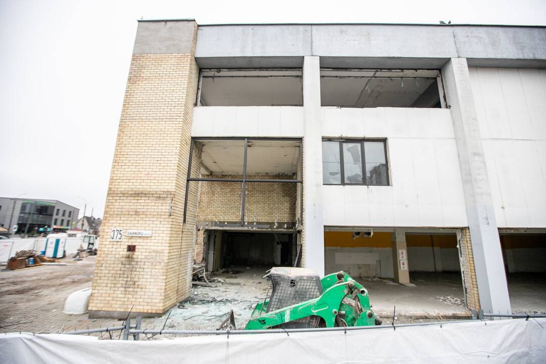 Kalniečių prekybos centras pamažu virsta griuvėsiais