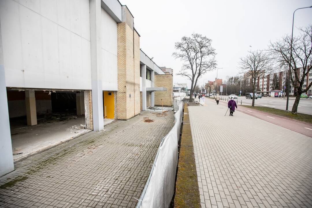 Kalniečių prekybos centras pamažu virsta griuvėsiais