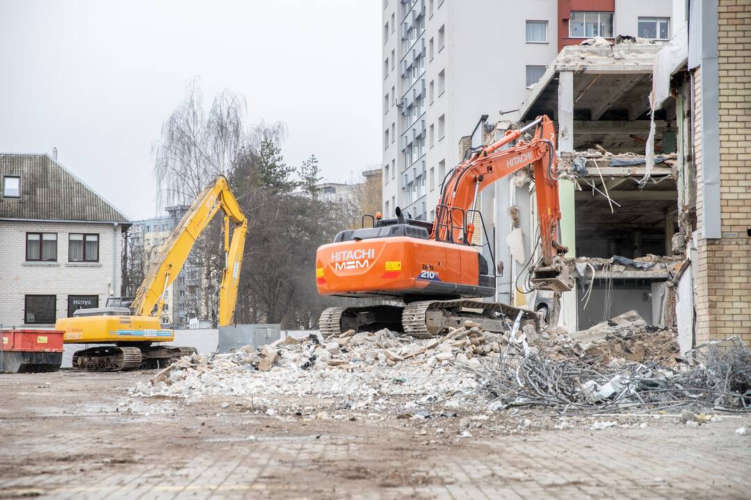 Kalniečių prekybos centras pamažu virsta griuvėsiais