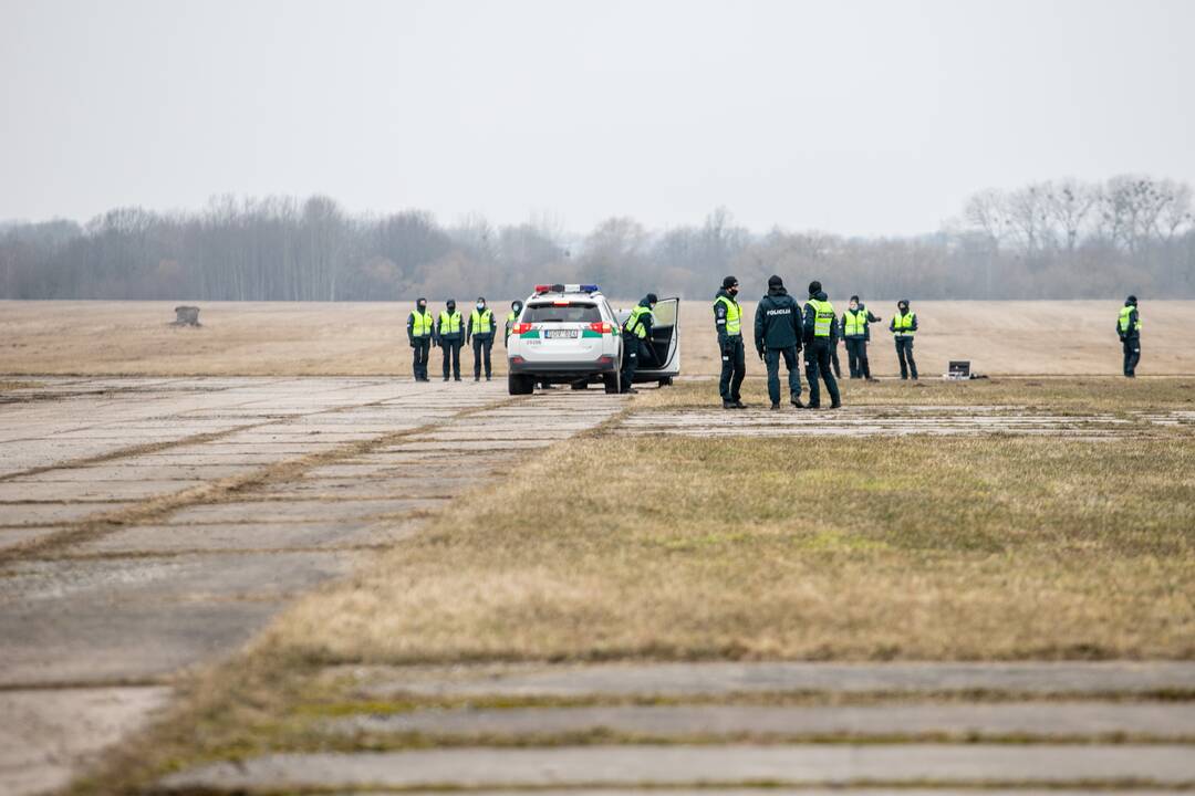 Lietuvos policijos mokyklos kursantų pratybos Aleksoto aerodrome
