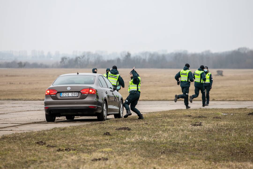 Lietuvos policijos mokyklos kursantų pratybos Aleksoto aerodrome