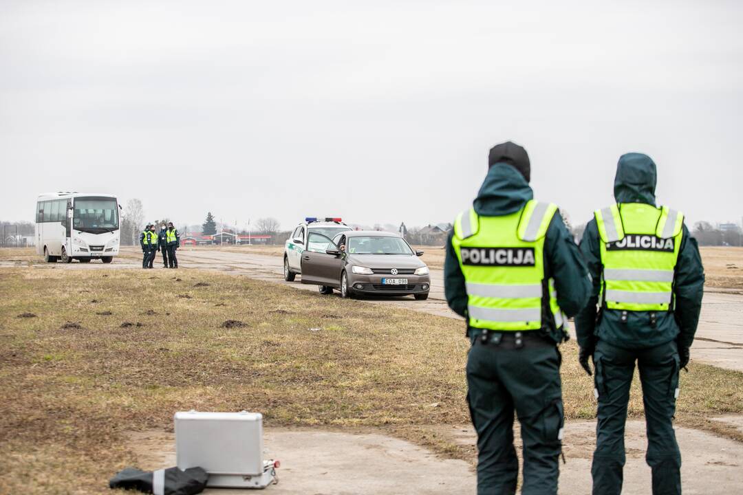Lietuvos policijos mokyklos kursantų pratybos Aleksoto aerodrome