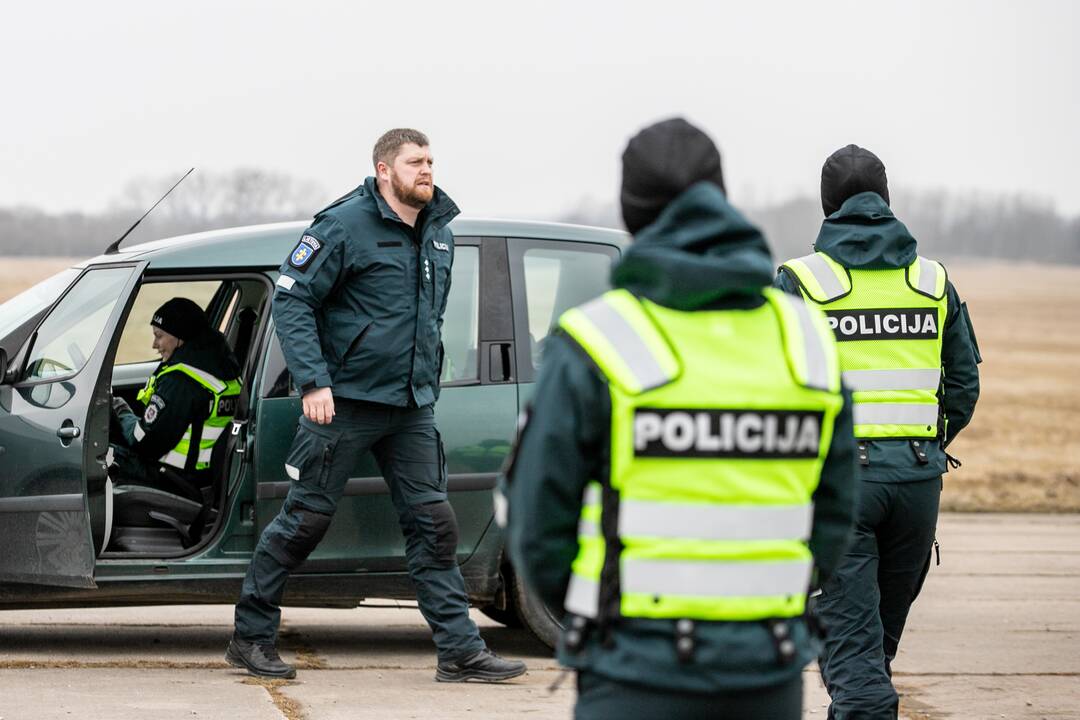Lietuvos policijos mokyklos kursantų pratybos Aleksoto aerodrome