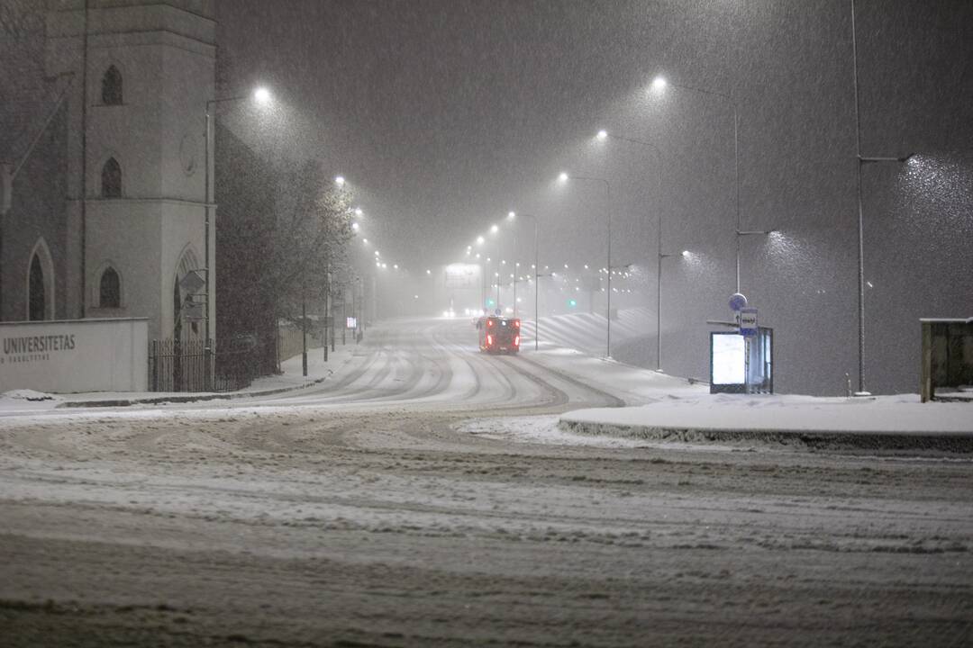 Kaune įsisiūbuoja stichinis snygis
