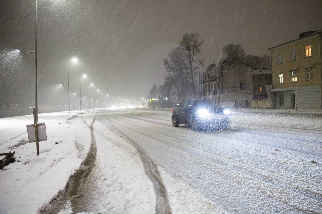 Kaune įsisiūbuoja stichinis snygis