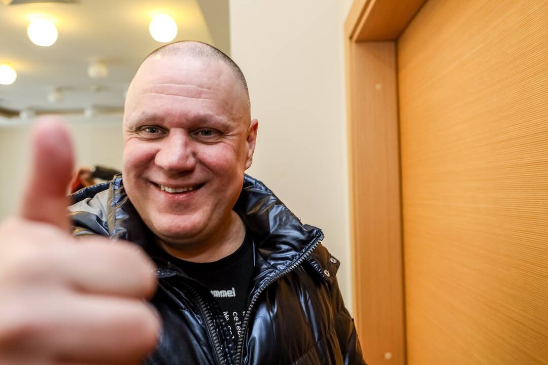 A. Ulvidas atvyko į Kauno apylinkės teismą