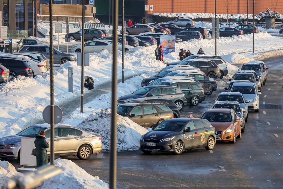 Prie degalinių Kaune – didžiulės automobilių eilės