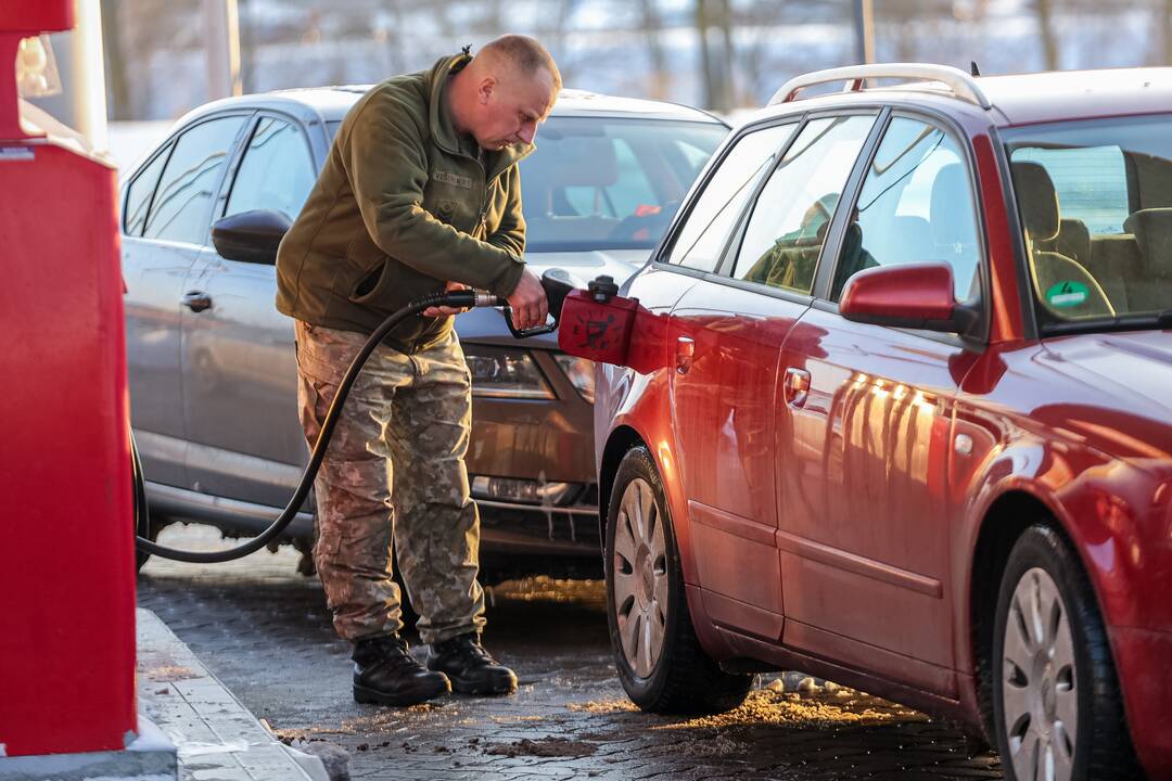 Prie degalinių Kaune – didžiulės automobilių eilės