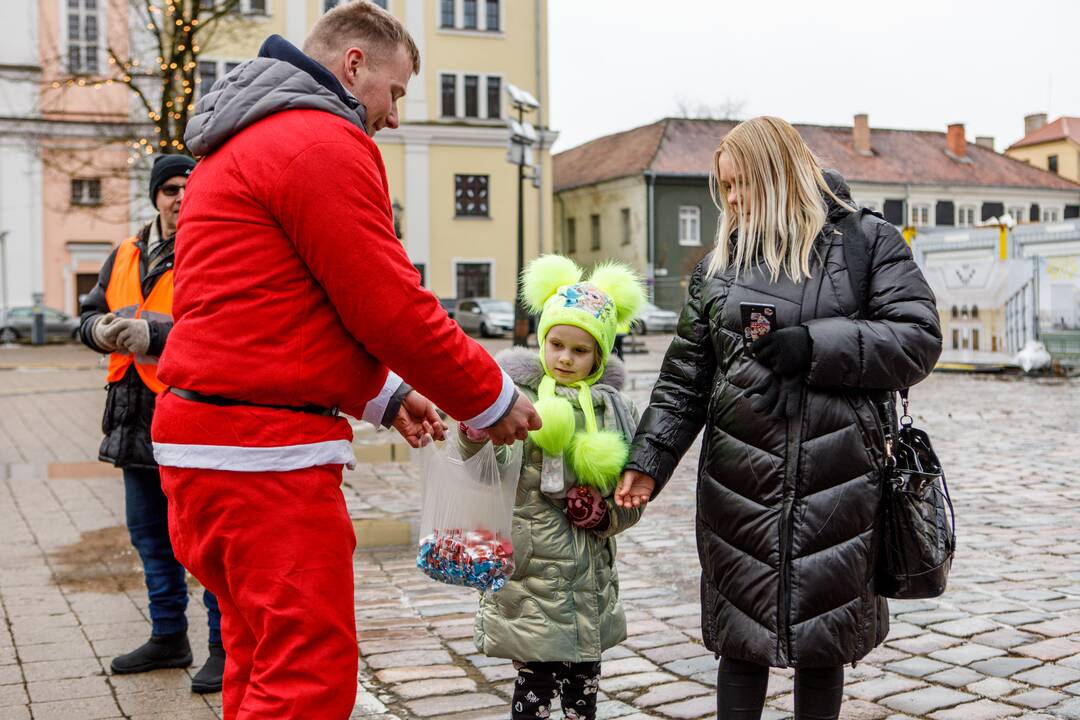 Po Kauną pabiro ratuoti Kalėdų Seneliai