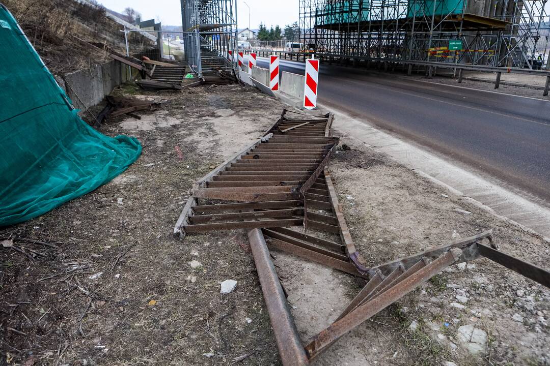 Nukrito vieno iš Kleboniškio tilto turėklai