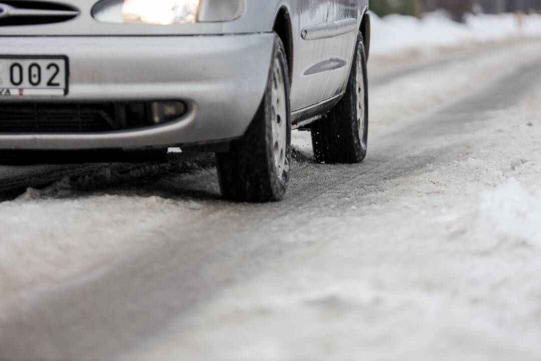 Eismo sąlygas Kaune sunkina plikledis 