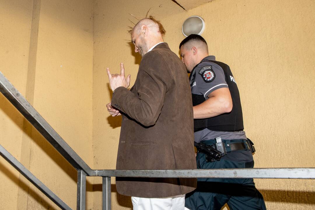 Bernardas Bučas atvestas į teismą