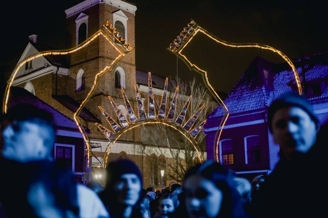 Žingsnis link Kalėdų: įžiebta žvaigždėmis puošta Kauno eglutė! 