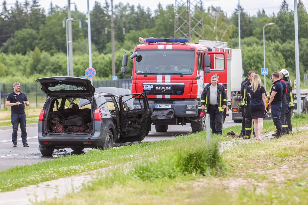 Kauno LEZ'e sudegė automobilis  