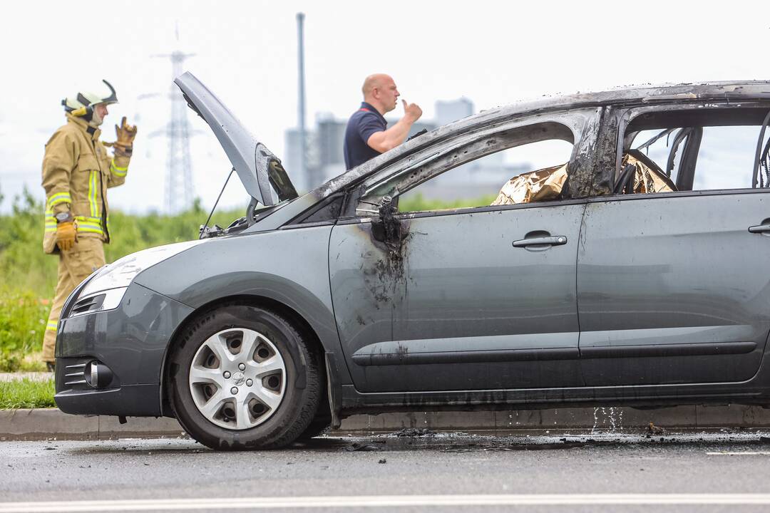 Kauno LEZ'e sudegė automobilis  