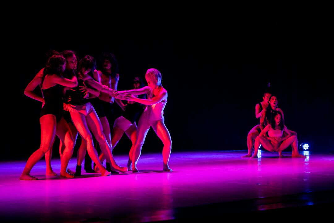 „Ištrintos durys“ – šokio teatro „Aura“ premjerinis spektaklis