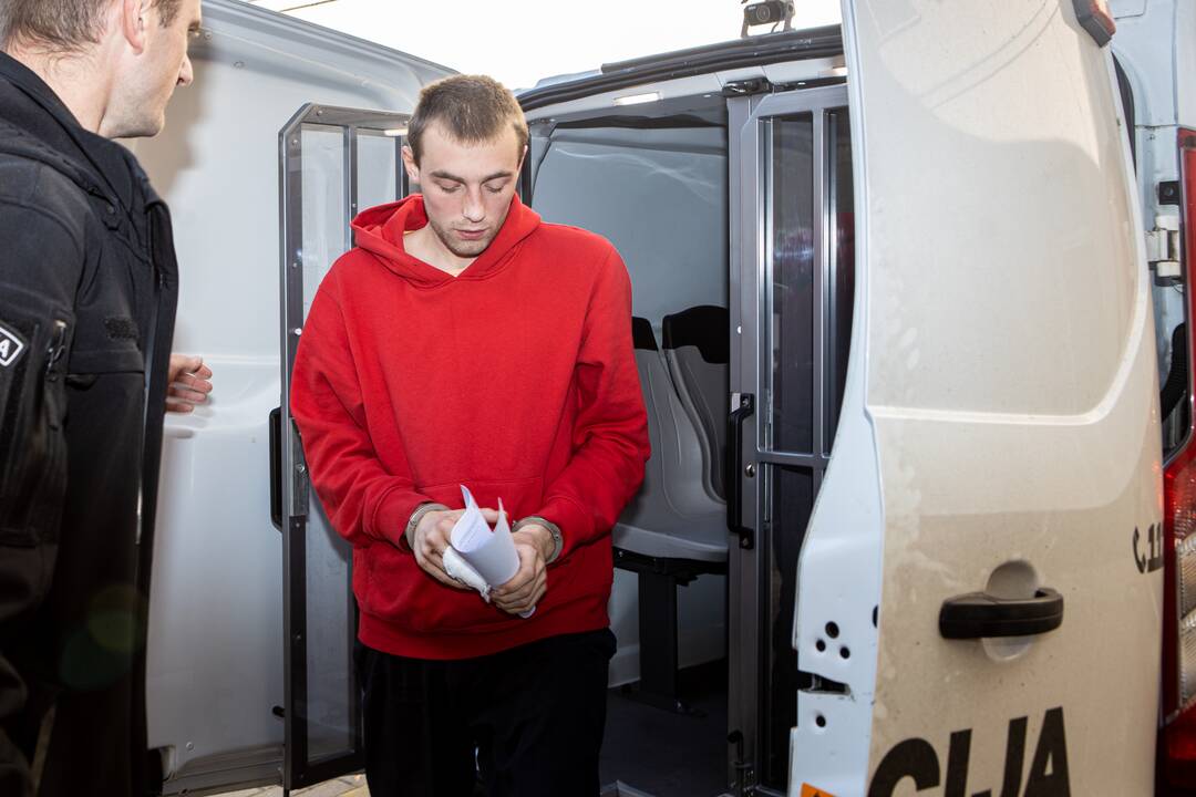 Įtariamieji vyro nužudymu Vilijampolėje atvežti į teismą