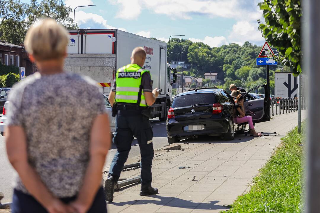 Sunkvežimio ir BMW avarija Birštono g.