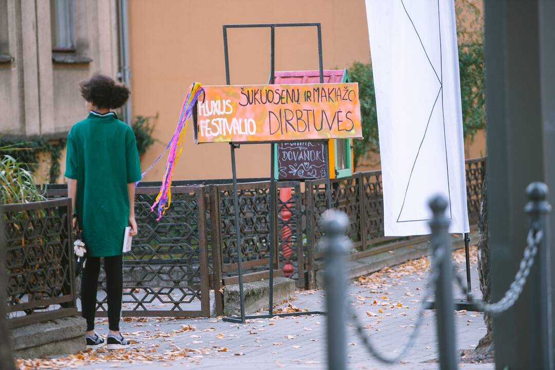 Kauniečiai ruošiasi kopimui į Parodos kalną Fluxus stiliumi