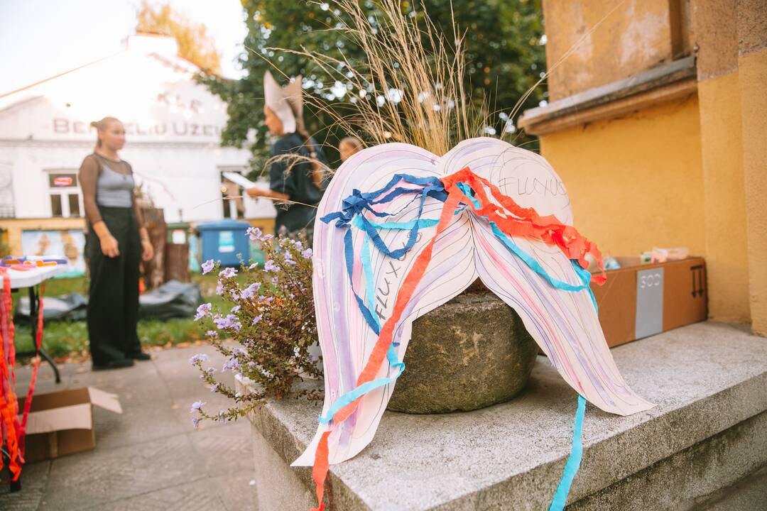 Kauniečiai ruošiasi kopimui į Parodos kalną Fluxus stiliumi