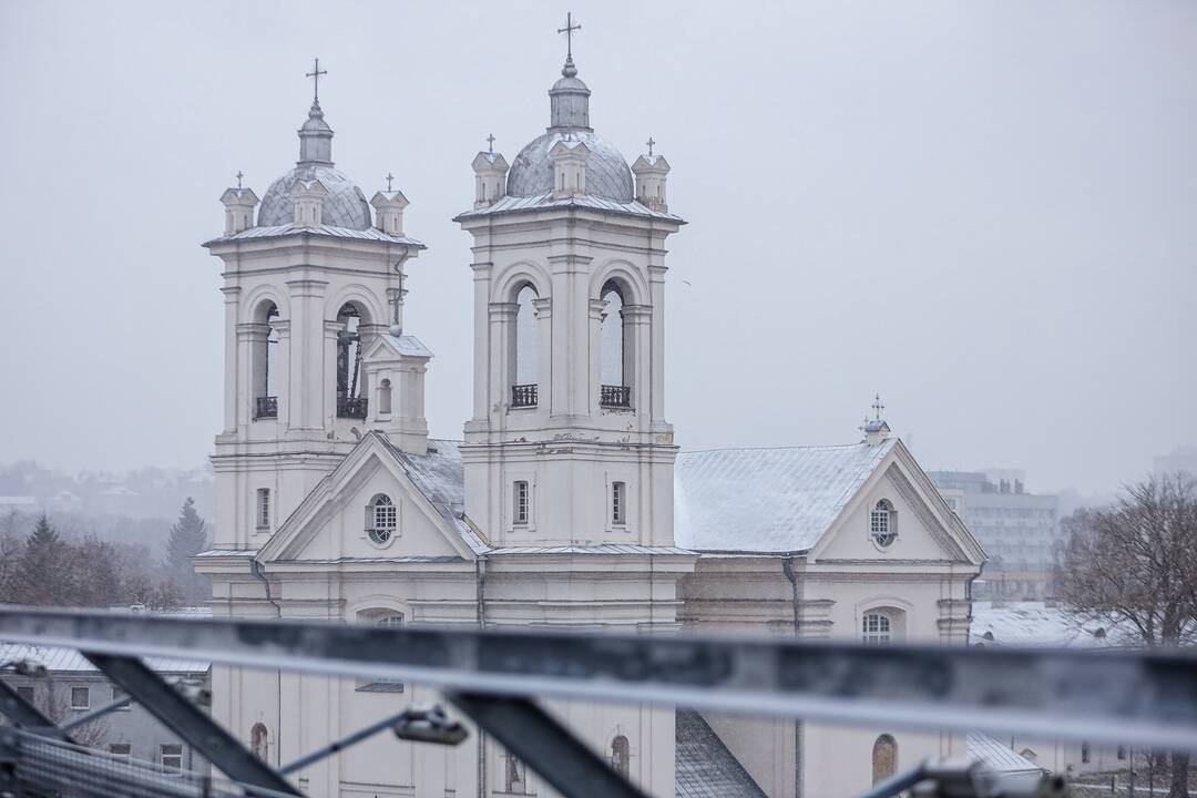 Kauną nuklojo balta sniego skraistė