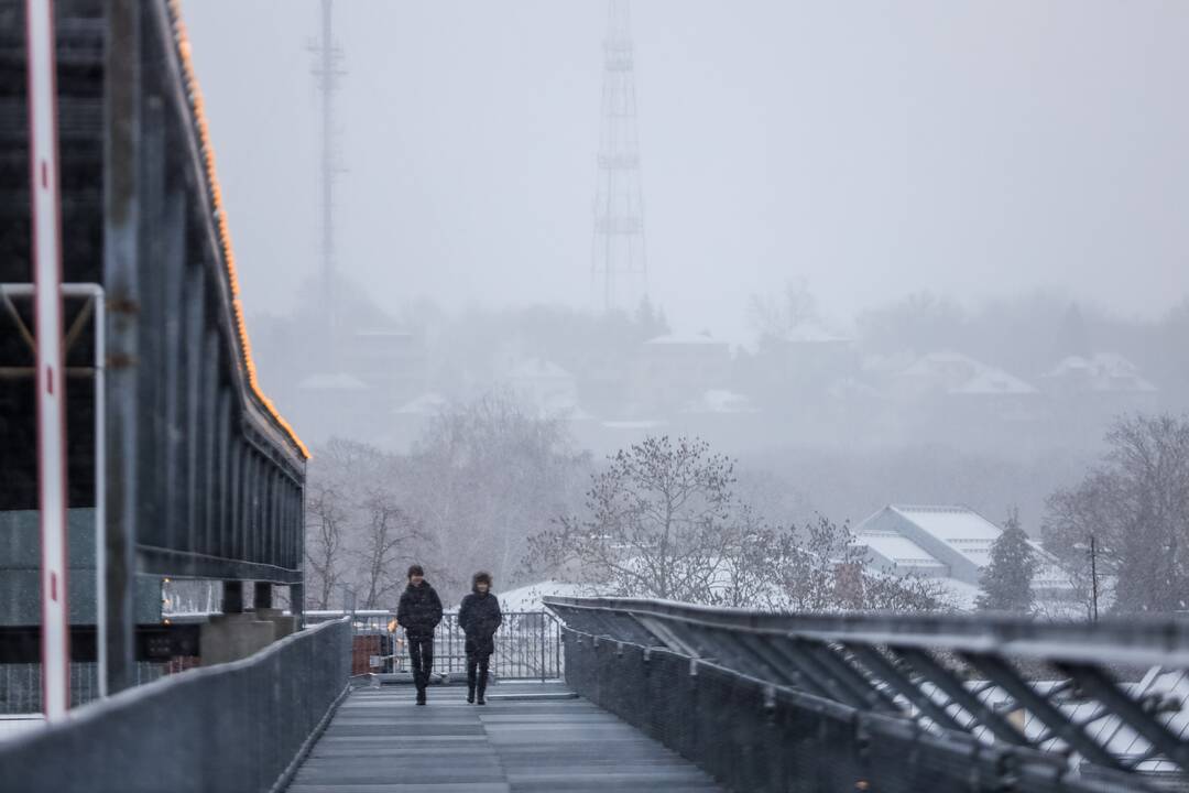Kauną nuklojo balta sniego skraistė