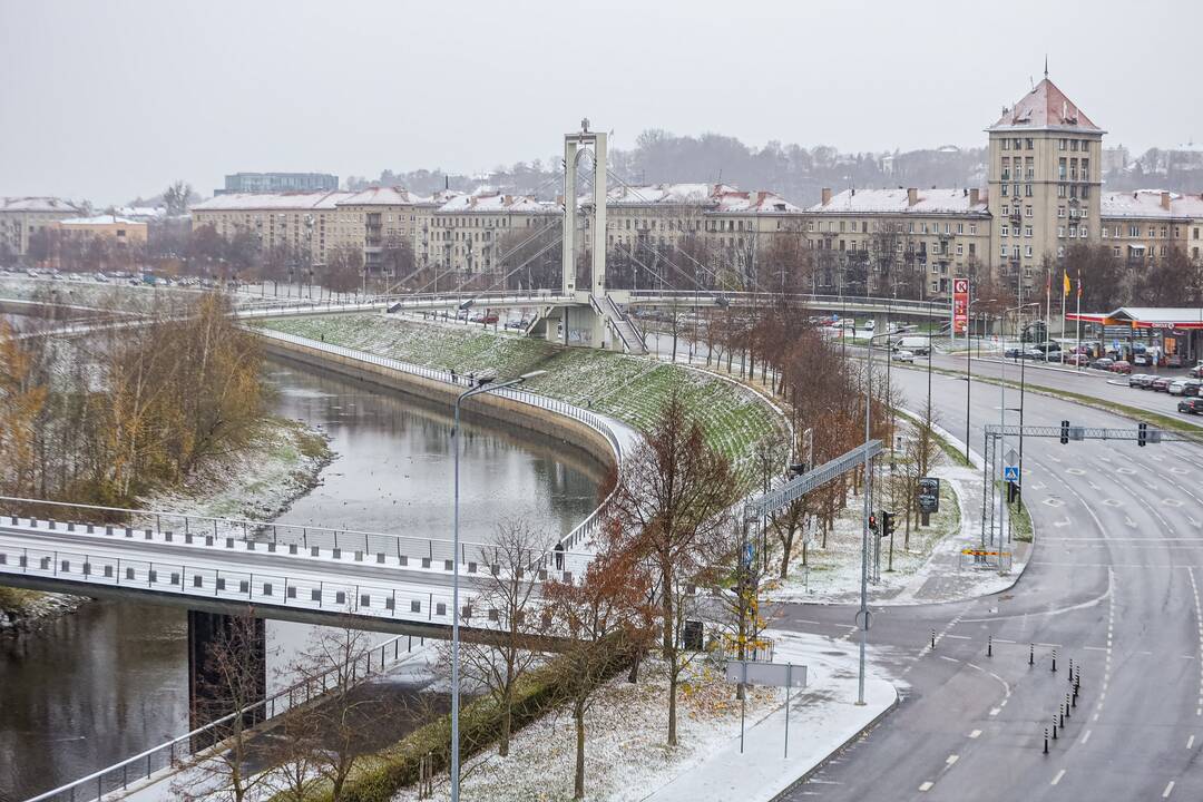 Kauną nuklojo balta sniego skraistė