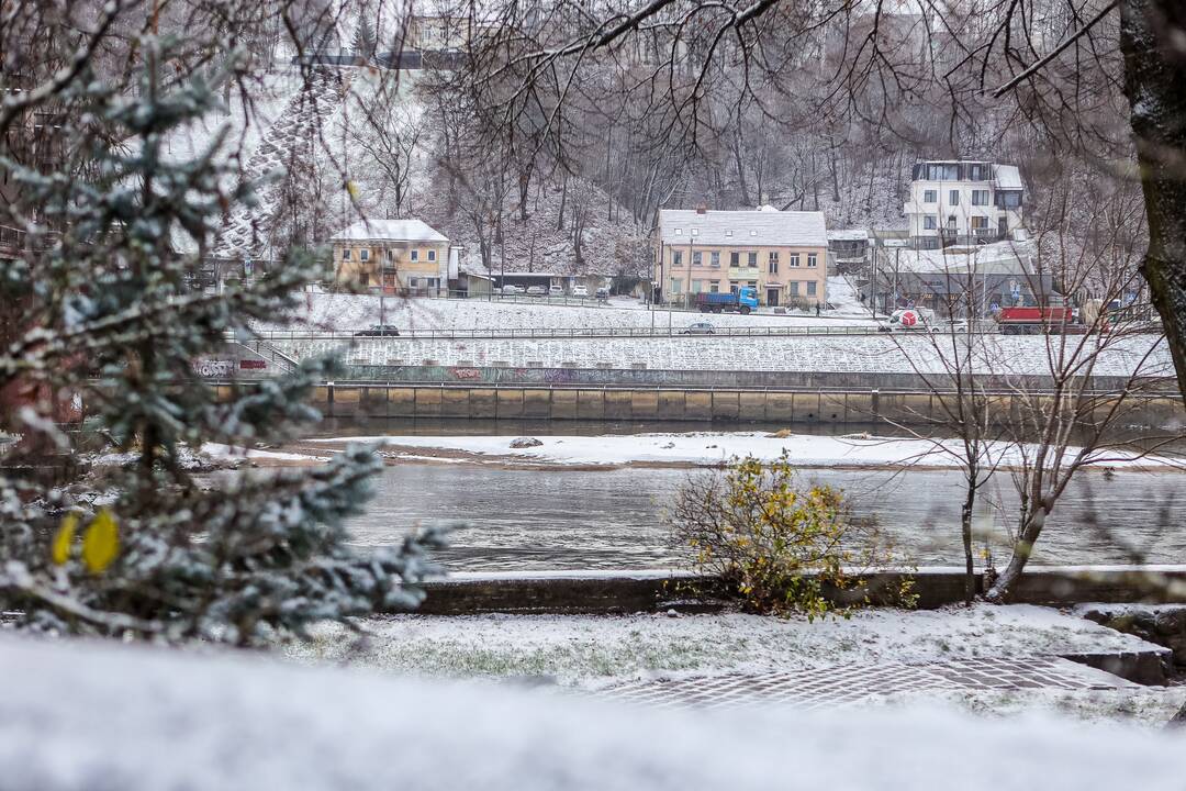 Kauną nuklojo balta sniego skraistė