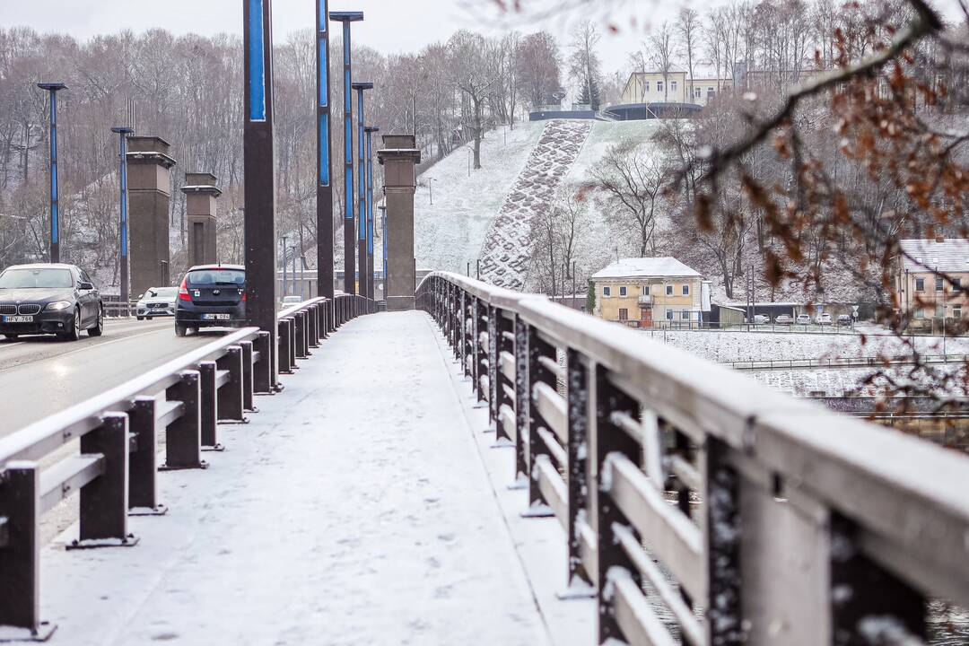 Kauną nuklojo balta sniego skraistė
