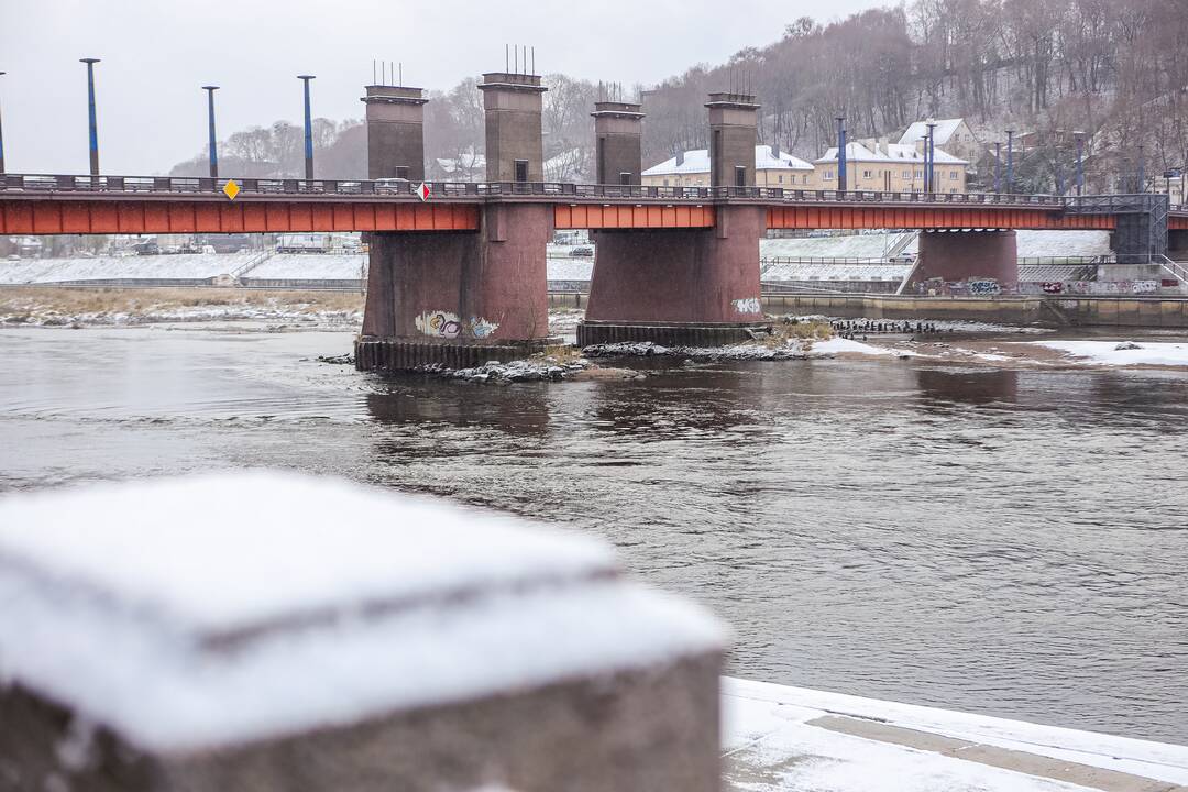 Kauną nuklojo balta sniego skraistė