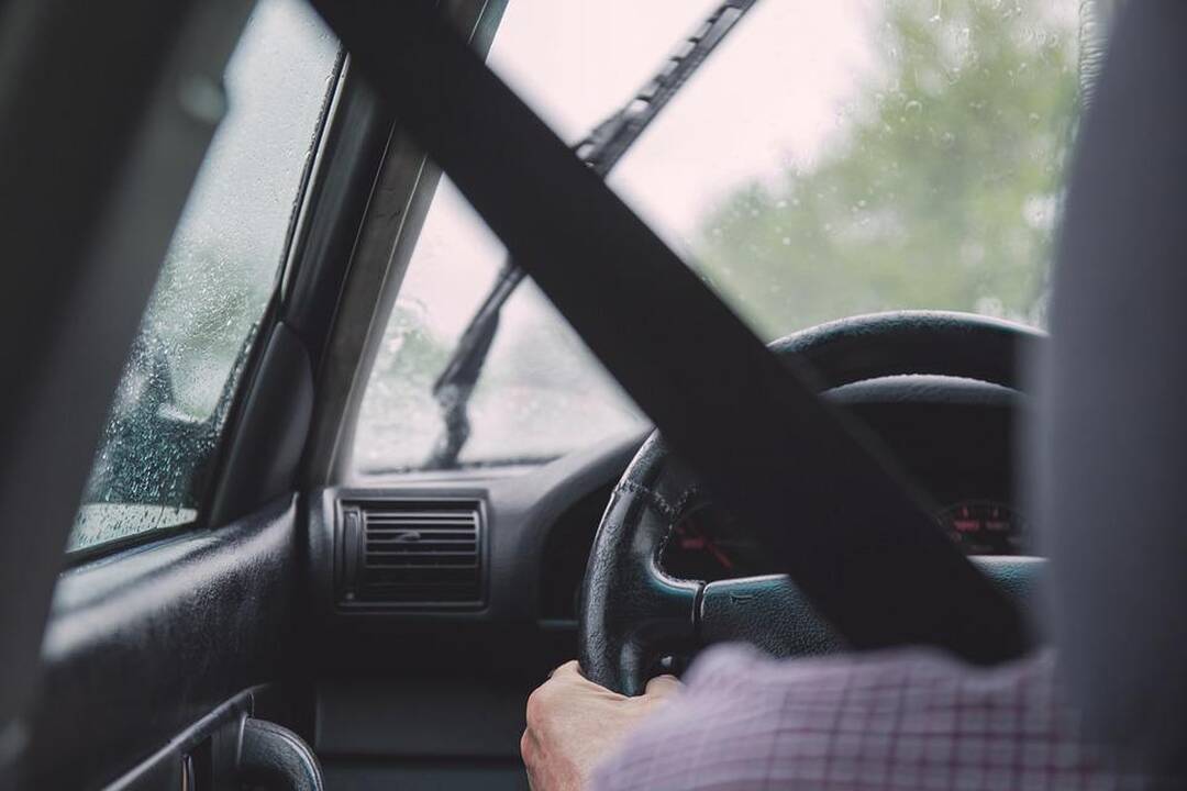 Neužsisegęs saugos diržo vairuotojas dar bruko kyšį, bet nesėkmingai