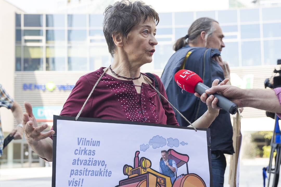 Protestas prieš lietuvių rašytojų memorialinių erdvių naikinimą.