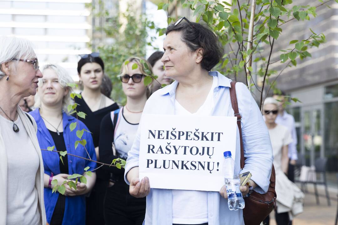 Protestas prieš lietuvių rašytojų memorialinių erdvių naikinimą.