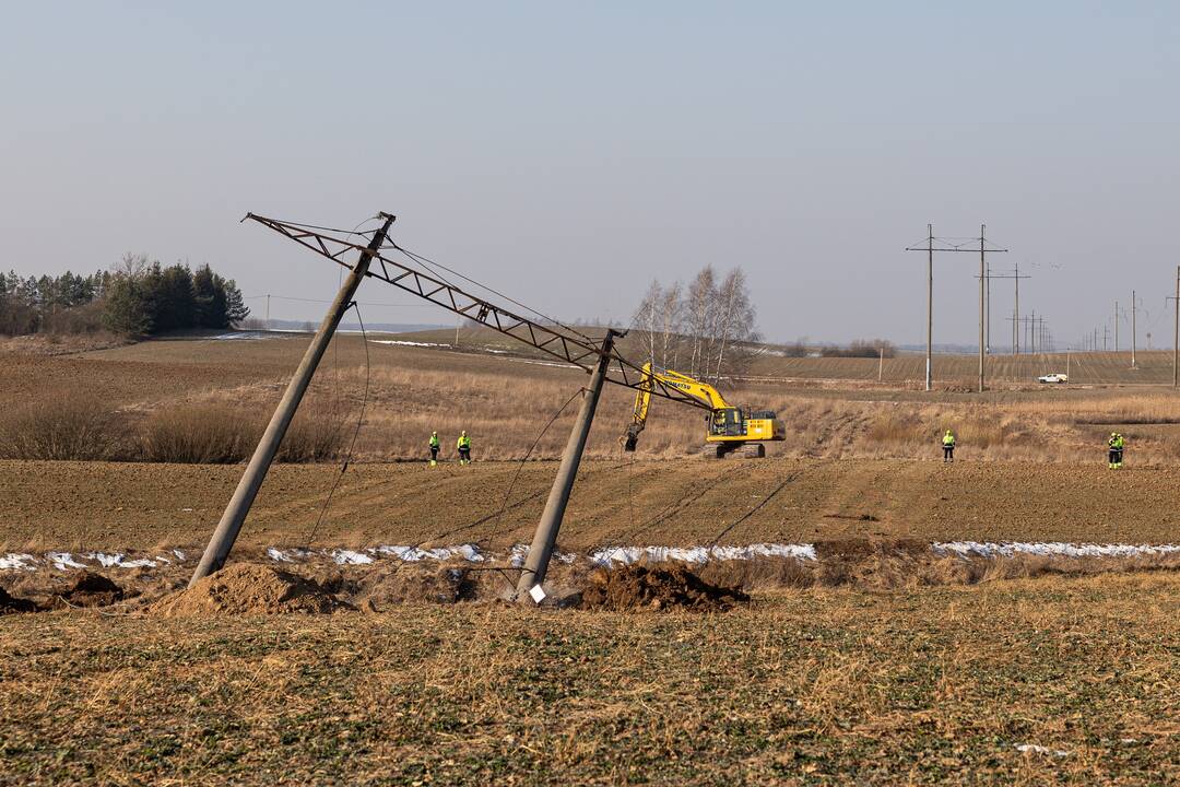 Elektros perdavimo linijos Kruonio HAE–Sovetskas atramų demontavimo darbai