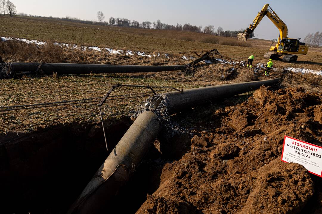 Elektros perdavimo linijos Kruonio HAE–Sovetskas atramų demontavimo darbai