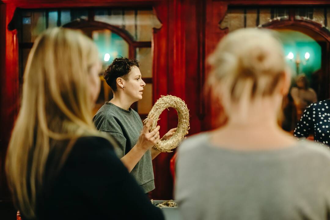 „Vikonda grupės“ įmonių darbuotojos drauge kūrė advento vainikus. 